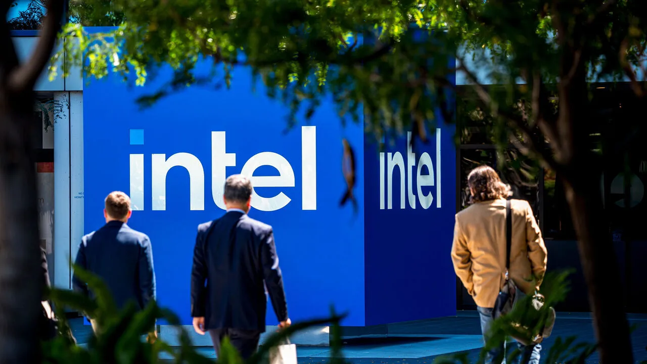 Intel Partially Nationalized? U.S. Buys 10% Stake Under Trump’s Economic Strategy