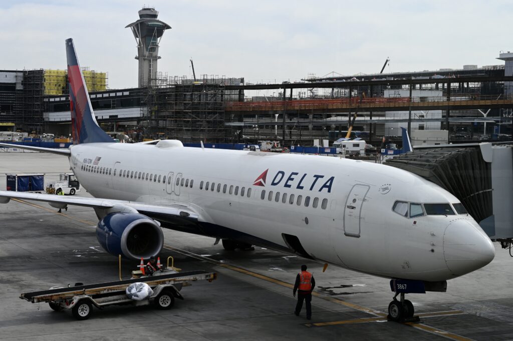 Emergency in the Sky: Delta Airlines plane 737 Loses Part of Wing During Flight